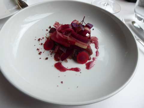 Boeuf à la moutarde à l'hibiscus, carotte mauve, ortie noire