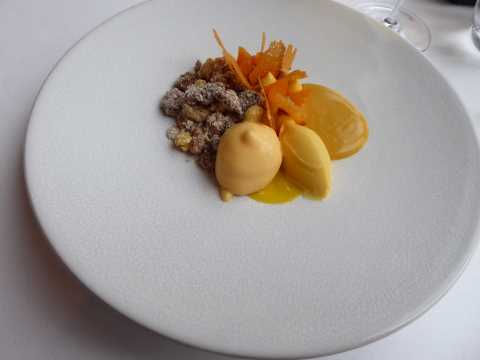 Sorbet à la mandarine et au curcuma, mousse au fromage à la crème, brioche cassante