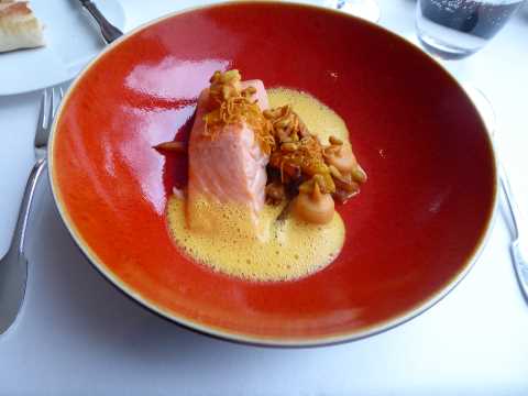 Saumon au beurre d'anis étoilé, patates douces, relish de kumquat