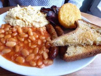 Full English breakfast : oeufs brouillés, bacon, saucisses, baked beans, galette rösti, toast