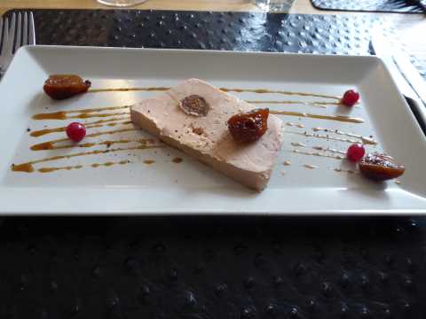 Auberge de Champvent - Terrine de foie gras de canard aux figues séchées, pain brioché maisonTerrine de foie gras de canard aux figues séchées, pain brioché maison