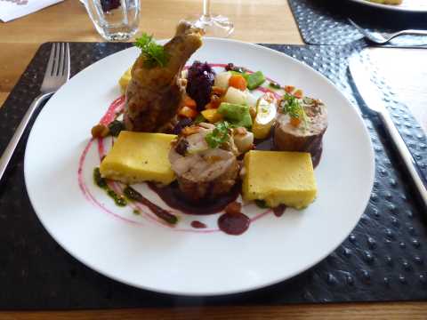 Auberge de Champvent - Auberge de Champvent- Suprême de pintade farci aux fruits secs et jus corsé à la betterave