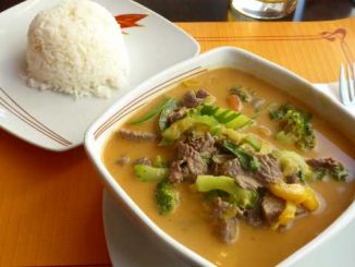 Boeuf au curry rouge, lait de coco et légumes