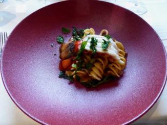 Queue de homard à la plancha, fusilli giganti aux saveurs asiatiques, fèves et fagioli, herbes potagères frites