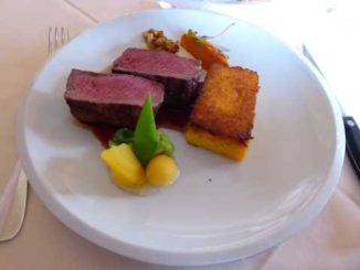 Faux-filet de boeuf Angus, réduction de vin rouge, légumes, polenta