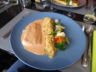 Filet de perche du Nil, sauce au tandoori, semoule aux fruits secs