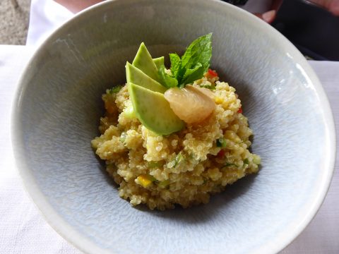 Salade de quinoa, concombre, tomate, avocat, fenouil, pomme verte mangue