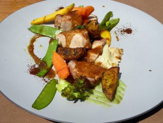 Filet mignon de porc suisse, sauce au café, onctuosité de haricot coco, pommes de terre à l’ancienne et légumes de saison