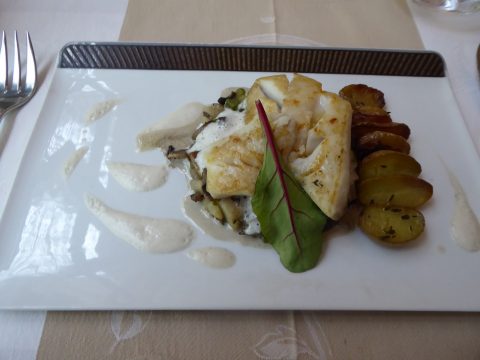 Restaurant Côté Sud, Uchaux : Dos de lieu noir, fricassée de champignons et pois gourmands, sauce à la fève tonka