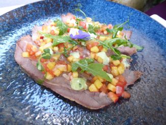Carpaccio de bouilli de boeuf, vinaigrette tomate-pêche, mayonnaise au basilic thaï