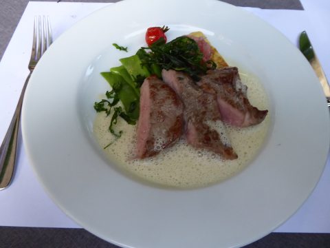 Selle de veau rôtie, sauce au thym, gâteau de semoule à la marjolaine et quark, haricots coco
