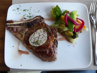 Côte de boeuf rassie, beurres aux herbes maison, frites, légumes