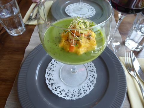 Velouté glacé de petits pois à l'ail des ours, émulsion de carottes au cumin, huile de noisette