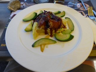 Saucisse de porc, purée, courgettes