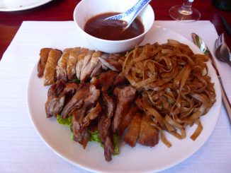 Canard laqué et nouilles