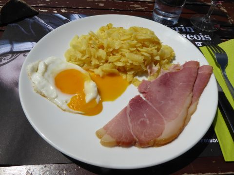 Roestis, oeuf et jambon