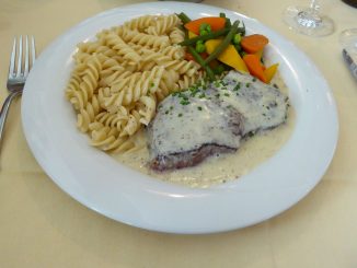 teak de bœuf, sauce à la moutarde de Meaux, pâtes au beurre, légumes du jour