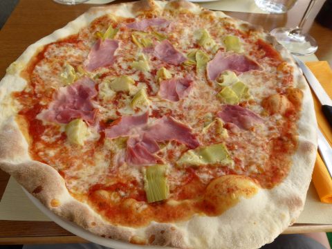Pizza au jambon et aux artichauts