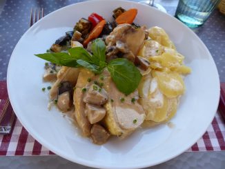 Suprême de volaille aux champignons, gratin de pommes de terre, légumes du jour