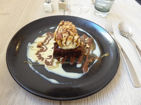 Brownie, crème anglaise, caramel beurre salé