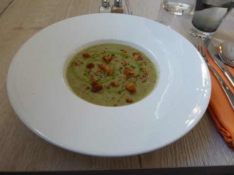 Velouté de légumes, crispy de pain