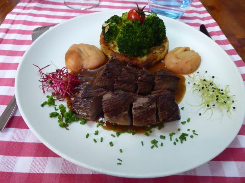 Filet mignon de laie rôti à la cardamome, pêches de vigne de notre ami Bernard de Versoix, crêpes vonnasiennes et brocolis aux amandes torréfiées