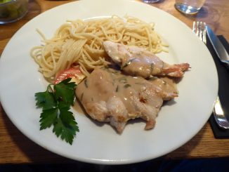 Filet de poulet à la crème d'estragon, spaghetti au beurre
