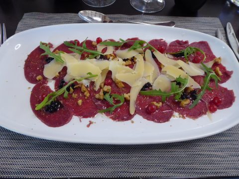 Restaurant l'Etape, Saxon - Carpaccio d'entrecôte de cerf à l'huile de noix de Bex, poivre citronné et copeaux de Vieux Valais