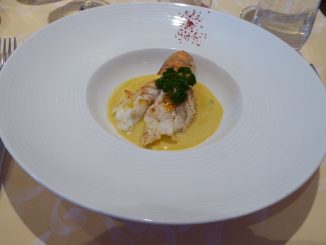 Queue de cigale de mer rôtie émulsion de crustacé au safran effilochée de légumes