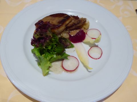 Escalope de foie gras de canard poêlée sur un lit de choucroute au vinaigre de framboise et jus de veau