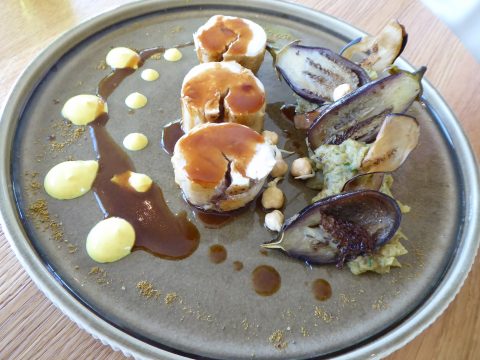 Volaille de la Gruyère en médaillons, aubergines plurielles, pois chiches germés, jus épicé