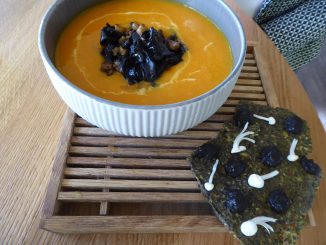 Velouté de courge aux cornes d'abondance et noix, tuile croquante au romarin et enoki