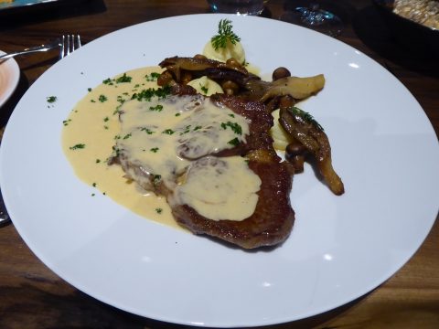 Parisienne de boeuf, mousseline de pomme de terre, fricassée de champignon
