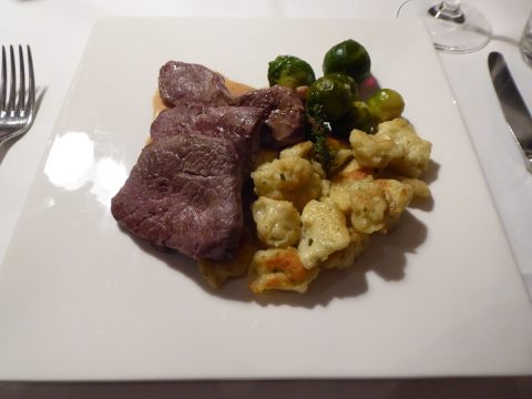 Escalope de cerf à la crème de canneberges, spaetzle au seré (quark) et choux de Bruxelles aux lardons