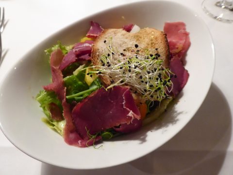 Salade et jambon cru de sanglier
