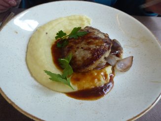 Steak de veau Pojarski, oignons confits, purée de pommes de terre