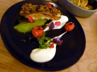 Merlu mariné à la chermoula, sauce vierge