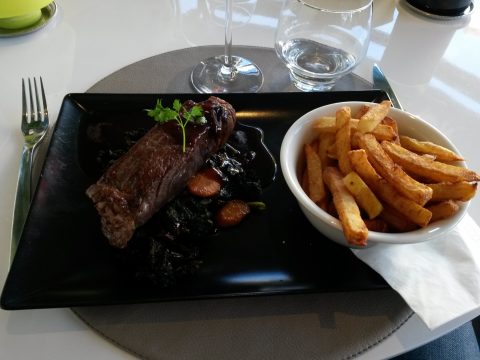 Entrecôte de boeuf Charolais sauce marchand de vin, frites et légumes de Seyssel