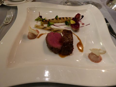 Médaillon de filet de bison à la scorsonère, échalote et hémisphère de foie gras d’oie