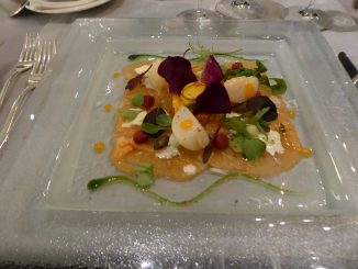 Carpaccio de saumon écossais avec coquilles Saint-Jacques confites, tartelette de potiron à la noix de Macadamia