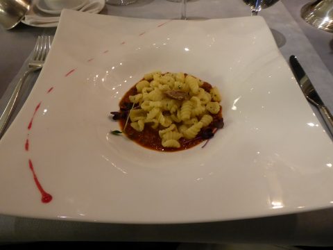 Cavatelli au blé dur avec ragoût de sanglier, groseilles et chips de boulette
