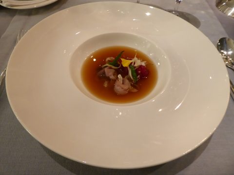 Ramen revisité avec sériole, daikon et légumes au riz soufflé