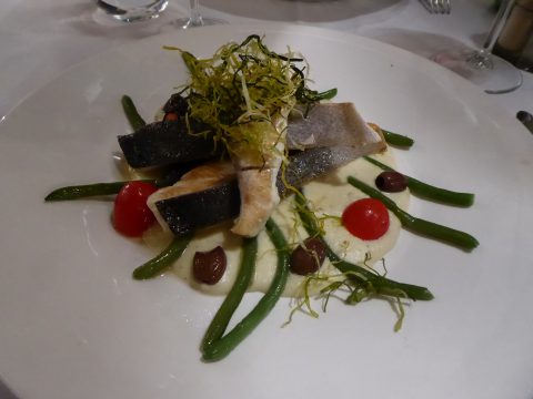 Tranche de sériole, crème de patates et fenouil, haricots et olives