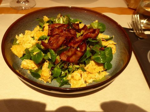 Salade de doucette, oeufs et lardons