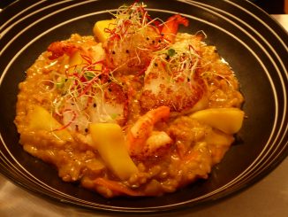 Noix de Saint-Jacques et crevettes géantes, risotto au curry, mangue