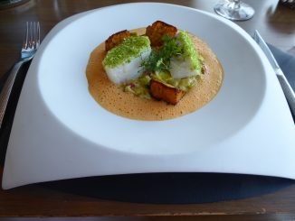 Dos de cabillaud persillé, fondue de poireaux au chorizo, panisse aux olives