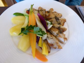 Filets de perches meunière, pommes natures, légumes