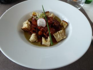 Poulpe poêlé sur lit de pois chiches