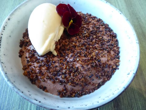 Mousse au chocolat, glace lucuma, quinoa croustillant