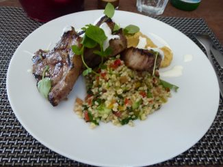 Côtelettes d'agneau poêlées au romarin, sauce yaourt, taboulé libanais, houmous